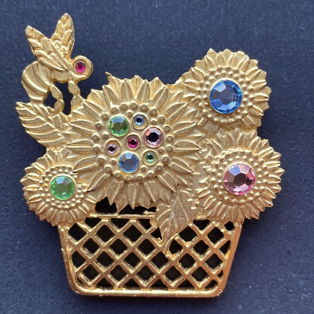 🐝 🌻 Newpro marked vintage flower basket and bee brooch